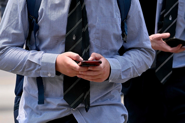 UK_Lords_Back_Ban_on_Under_16s_Using_Social_Media